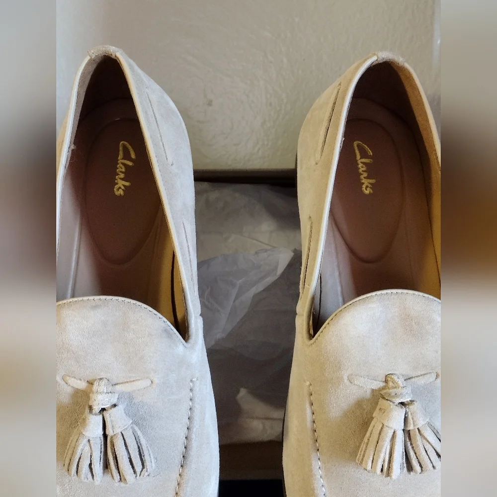 NIB MEN'S CLARKS TAUPE LOAFERS - Picture 9 of 12